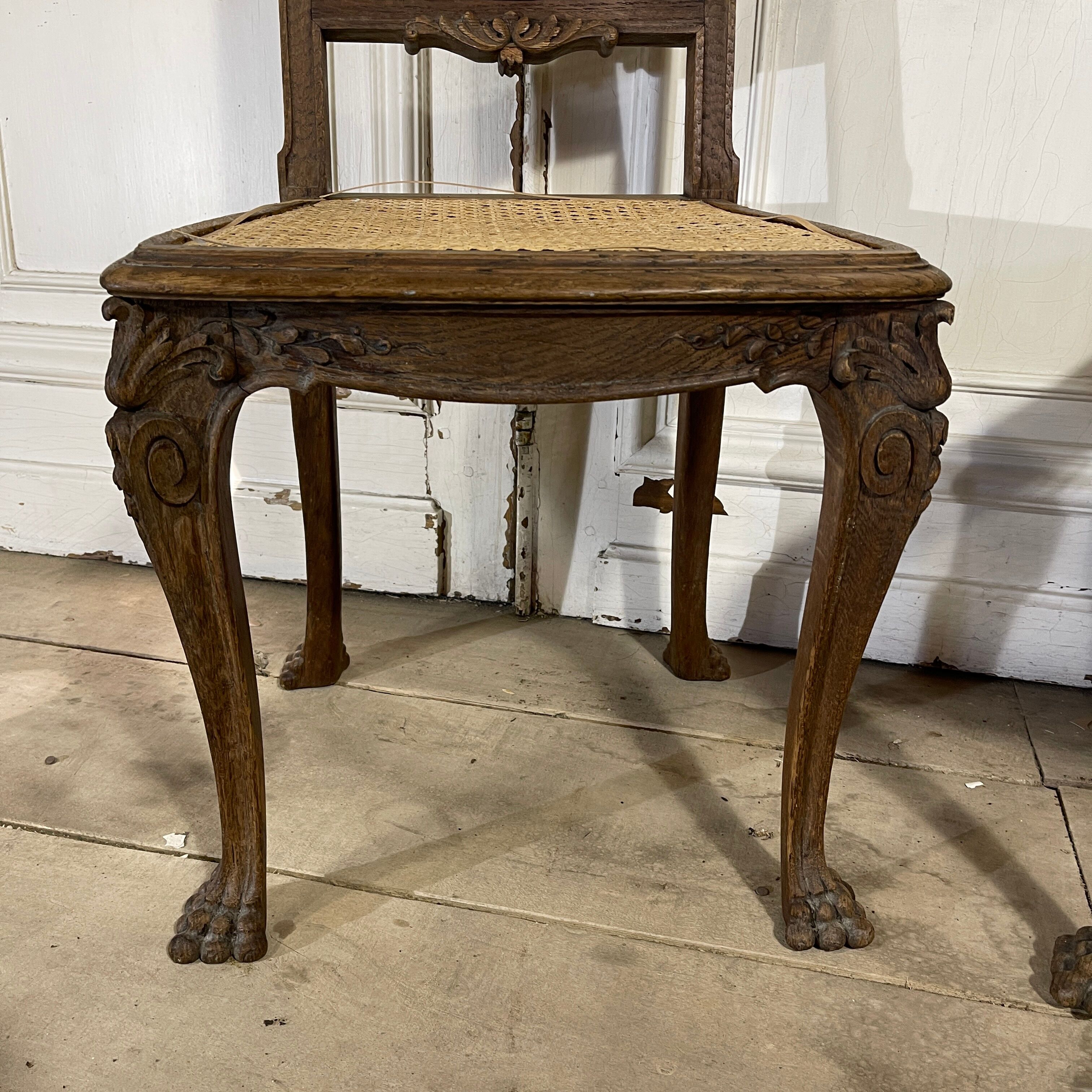 Paire de chaises cannée pieds pattes de lion