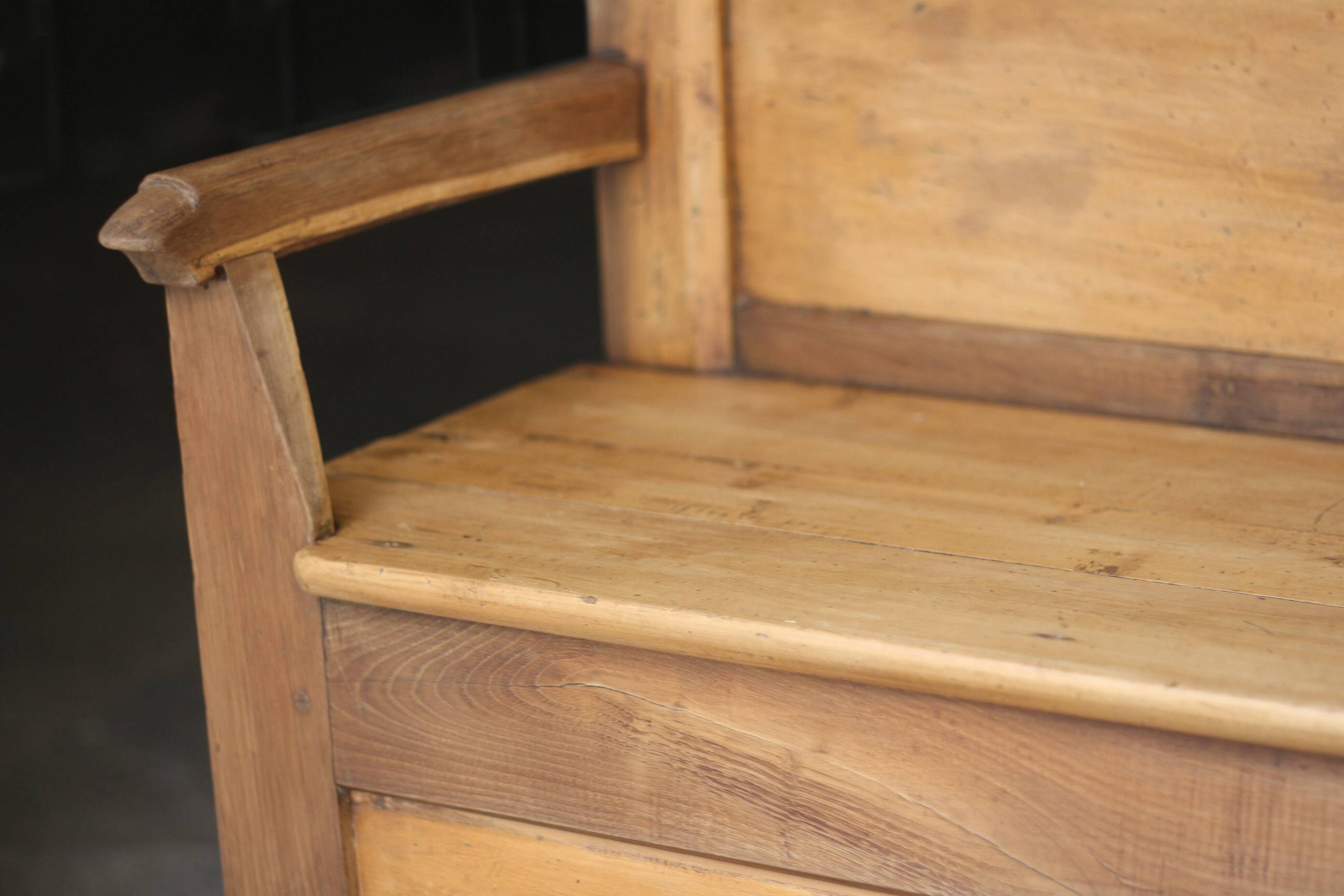 Adorable wooden sacristy bench in light wood. Late 19th century.
