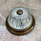 Plafonnier en laiton et verre moulé ancien