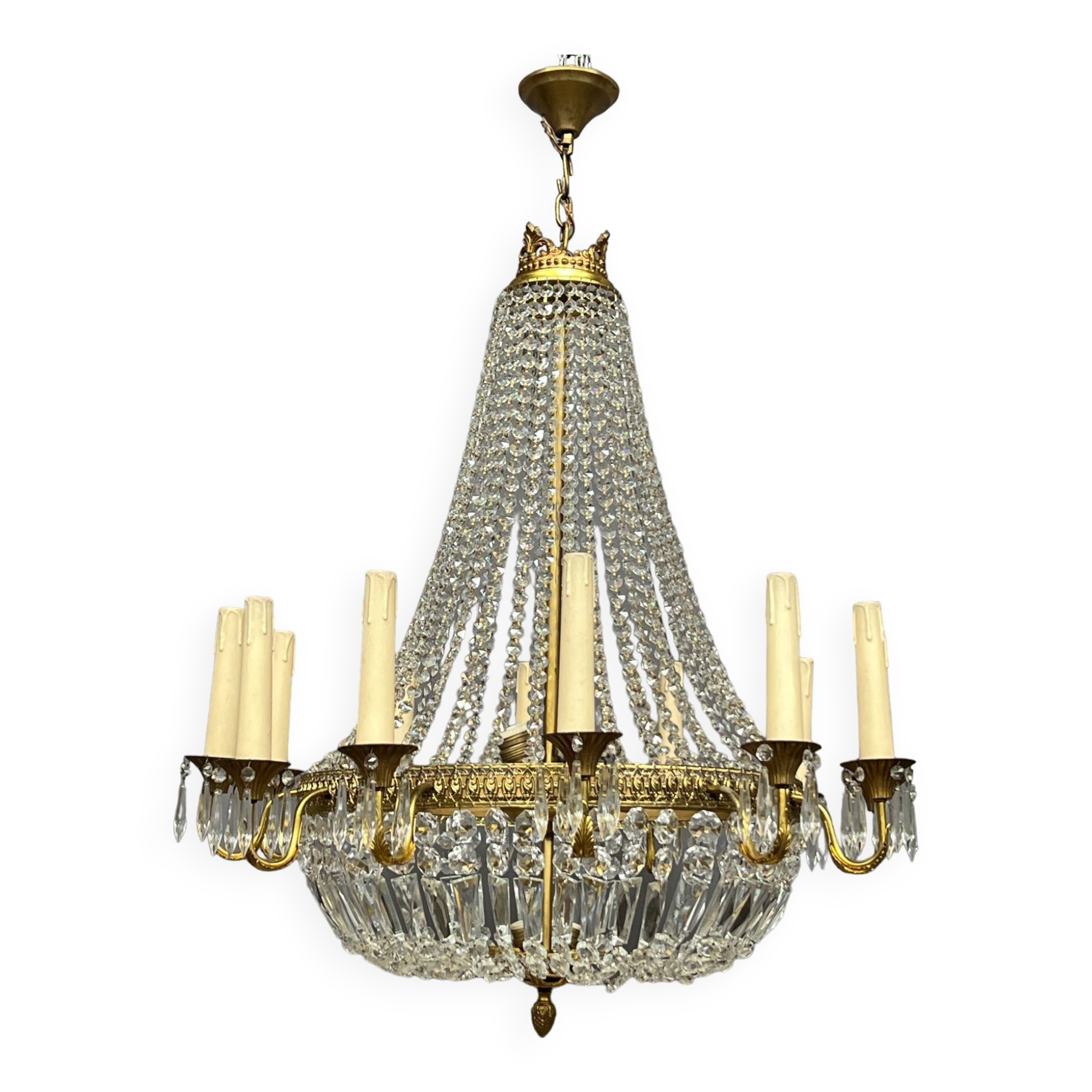 Large crystal chandelier. 17 light points.