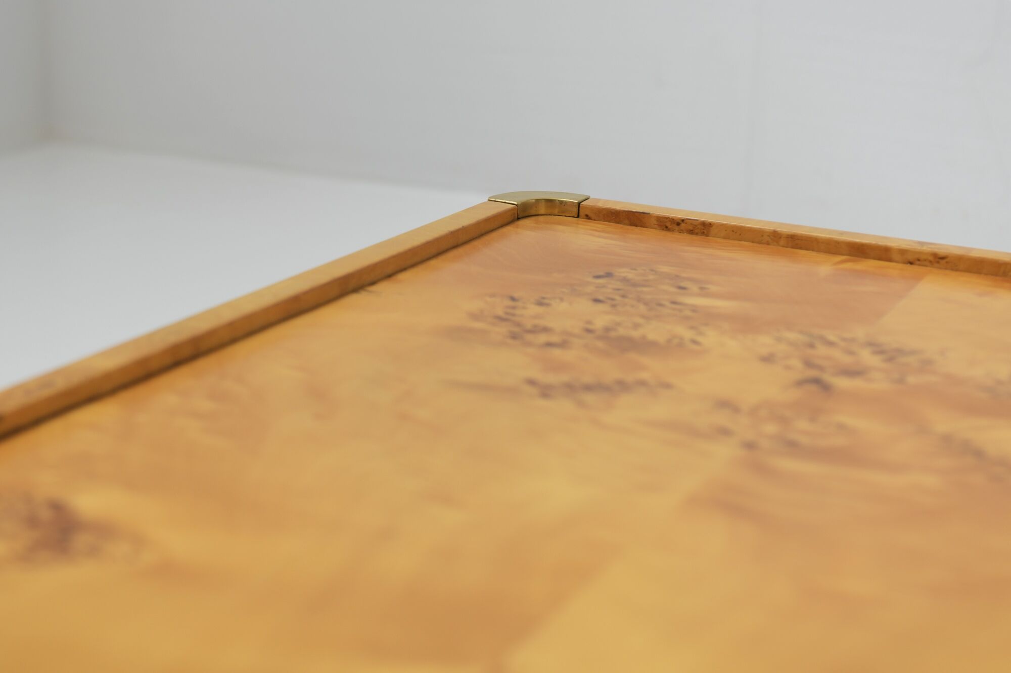 Coffee table & cigar box in burlwood & golden messing box, Italy