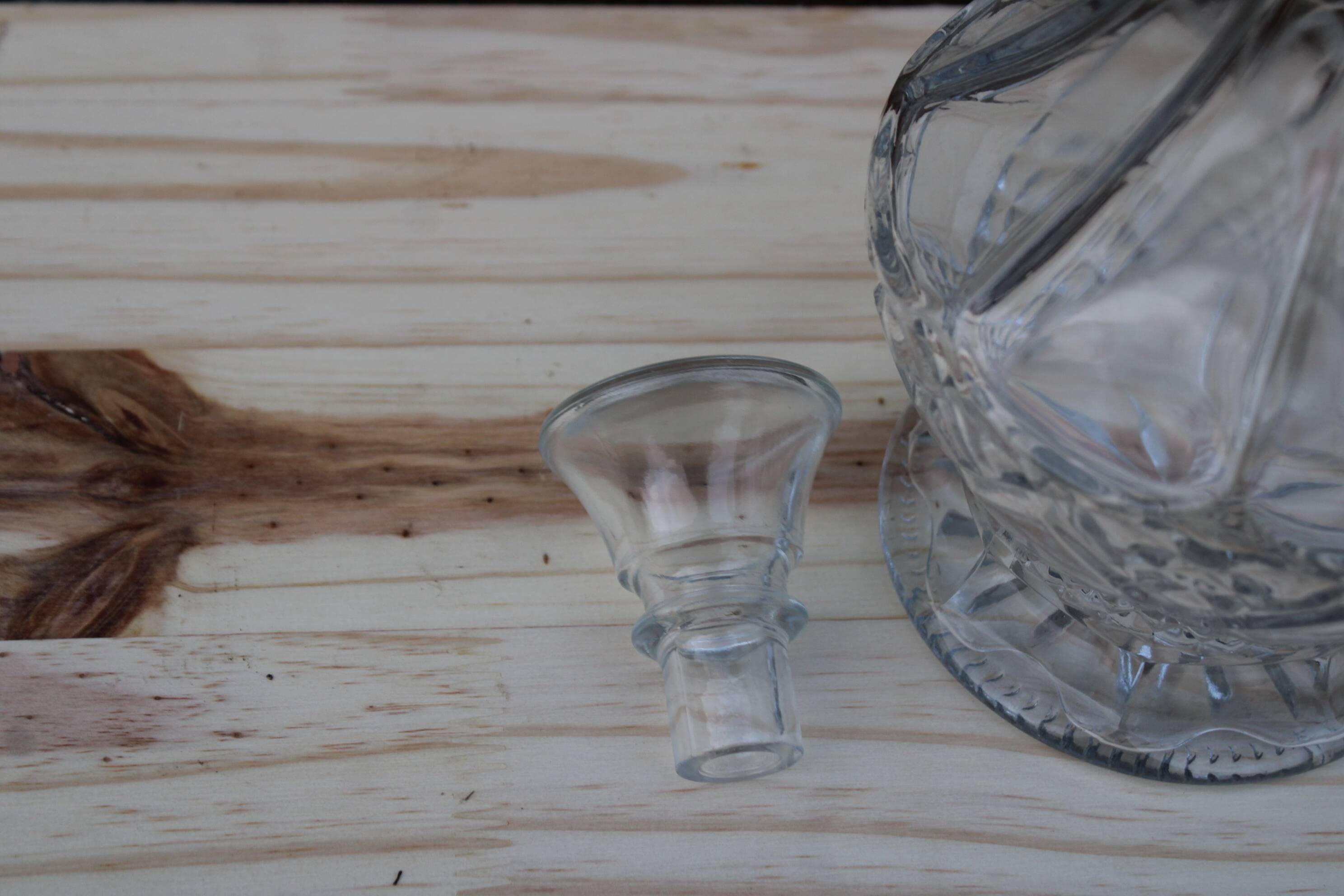 Elegant cut-glass carafe – classic and refined style