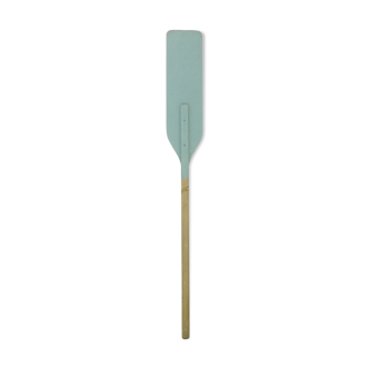 Old paddle paddle in solid wood