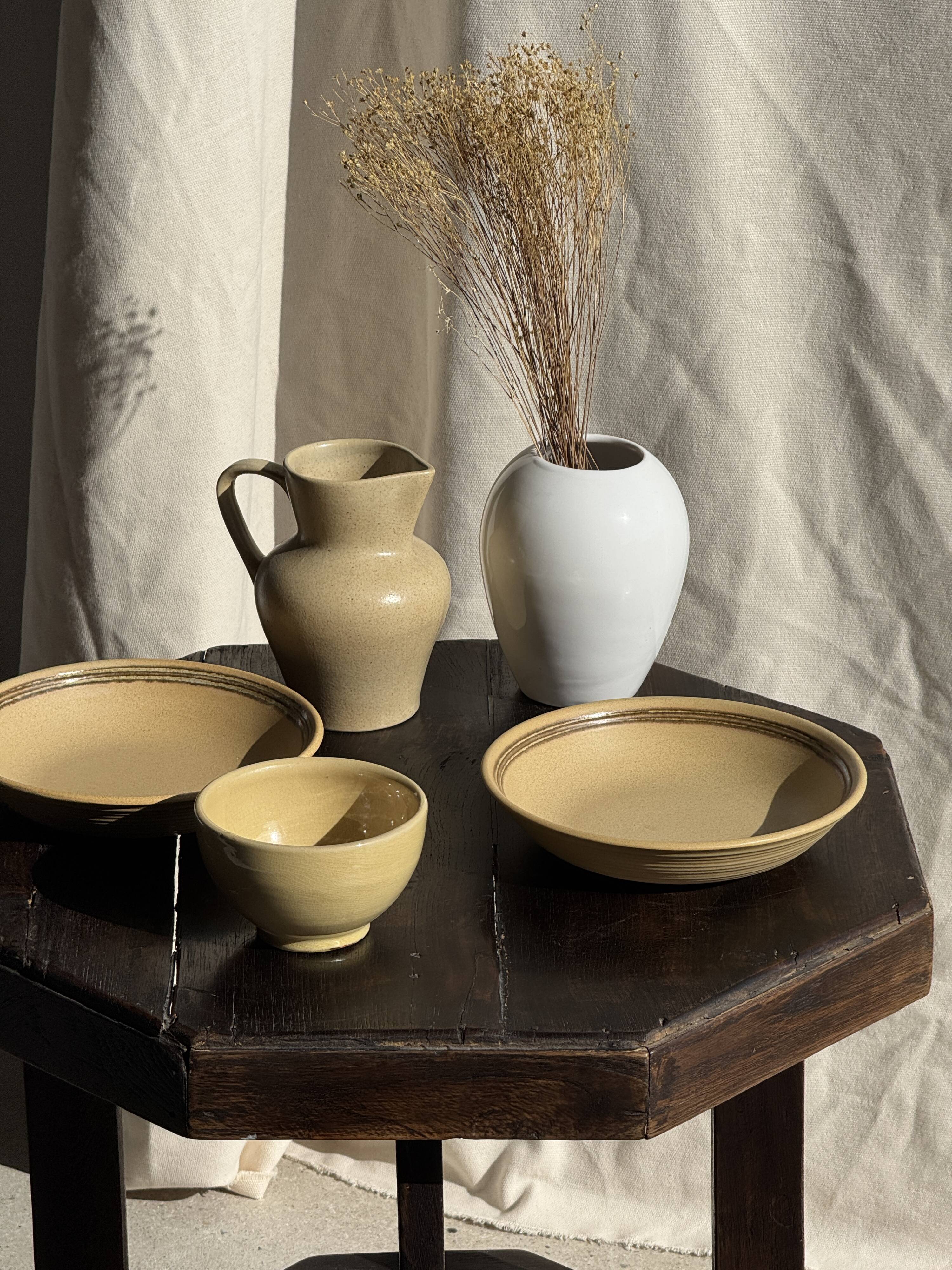 Small beige stoneware jug H14 L15