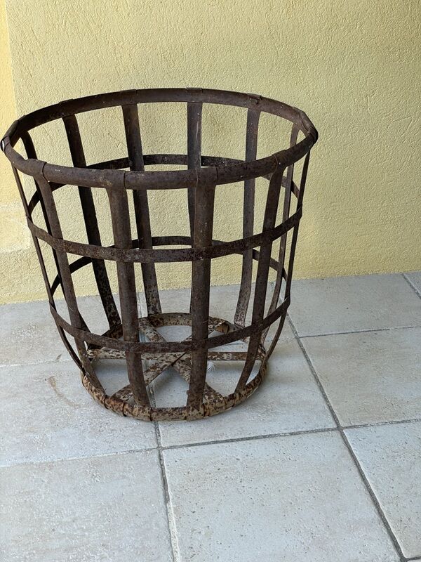 Metal basket for dame-jeanne
