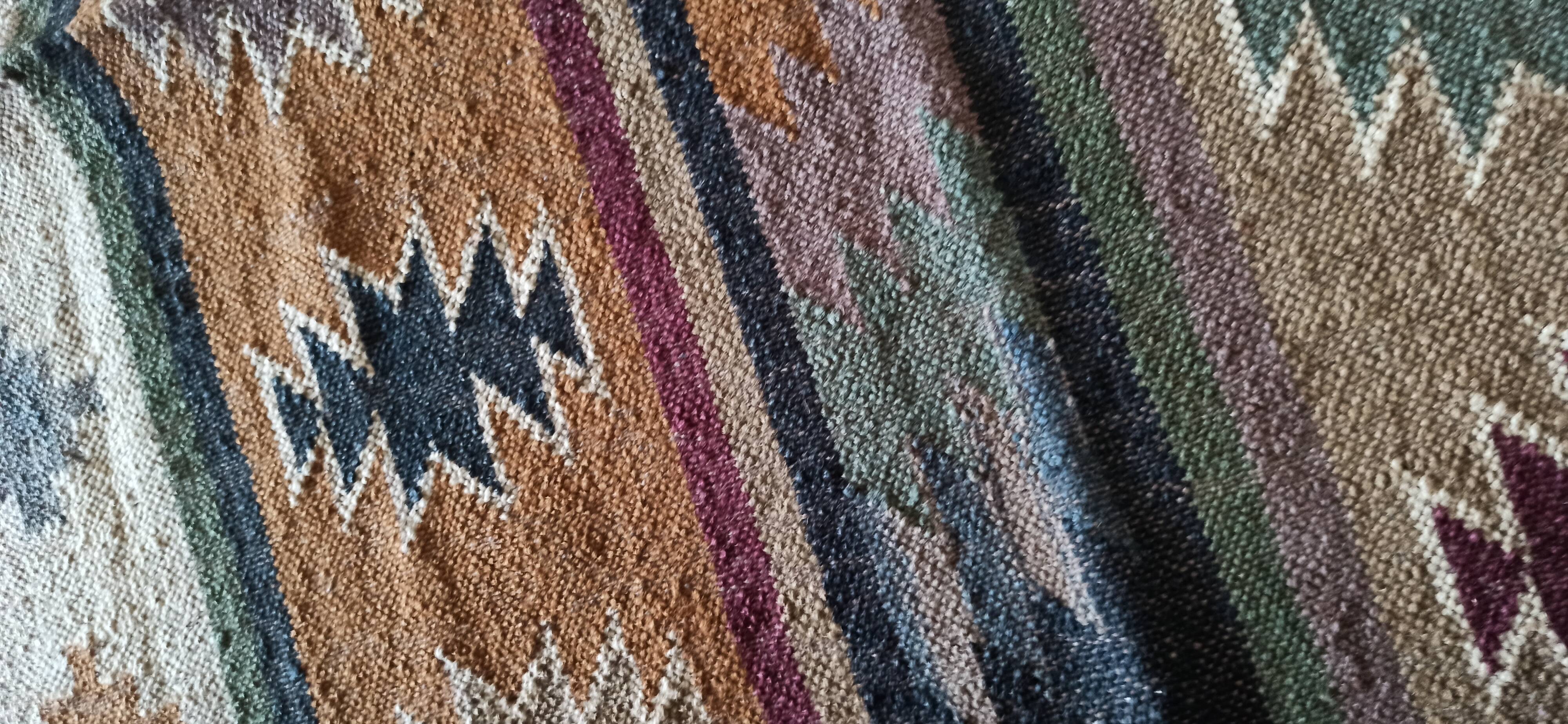 Tapis kilim en toile de jute et coton. 120cm x 190cm