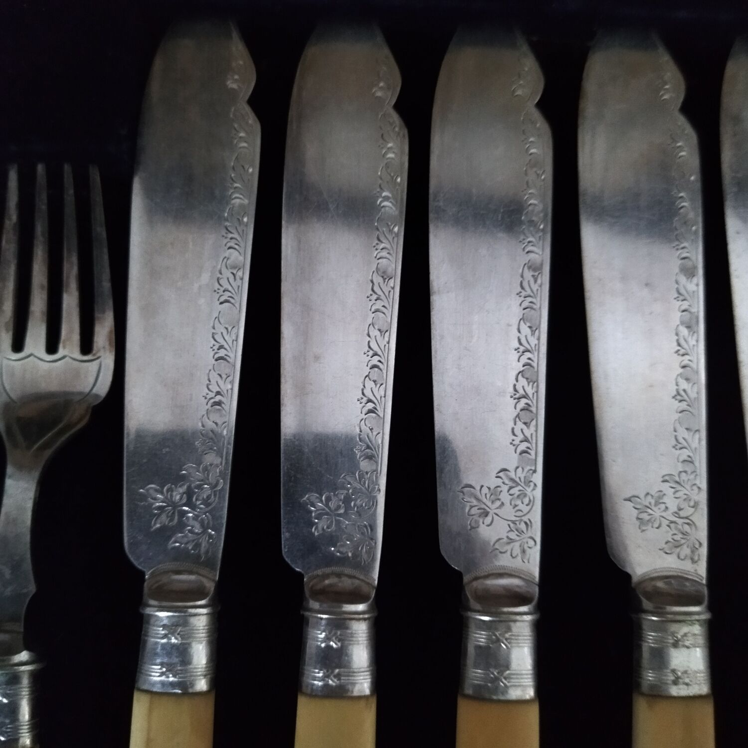 Box 24 cutlery with silver metal fish