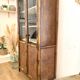 Armoire vitrée en bambou et cannage