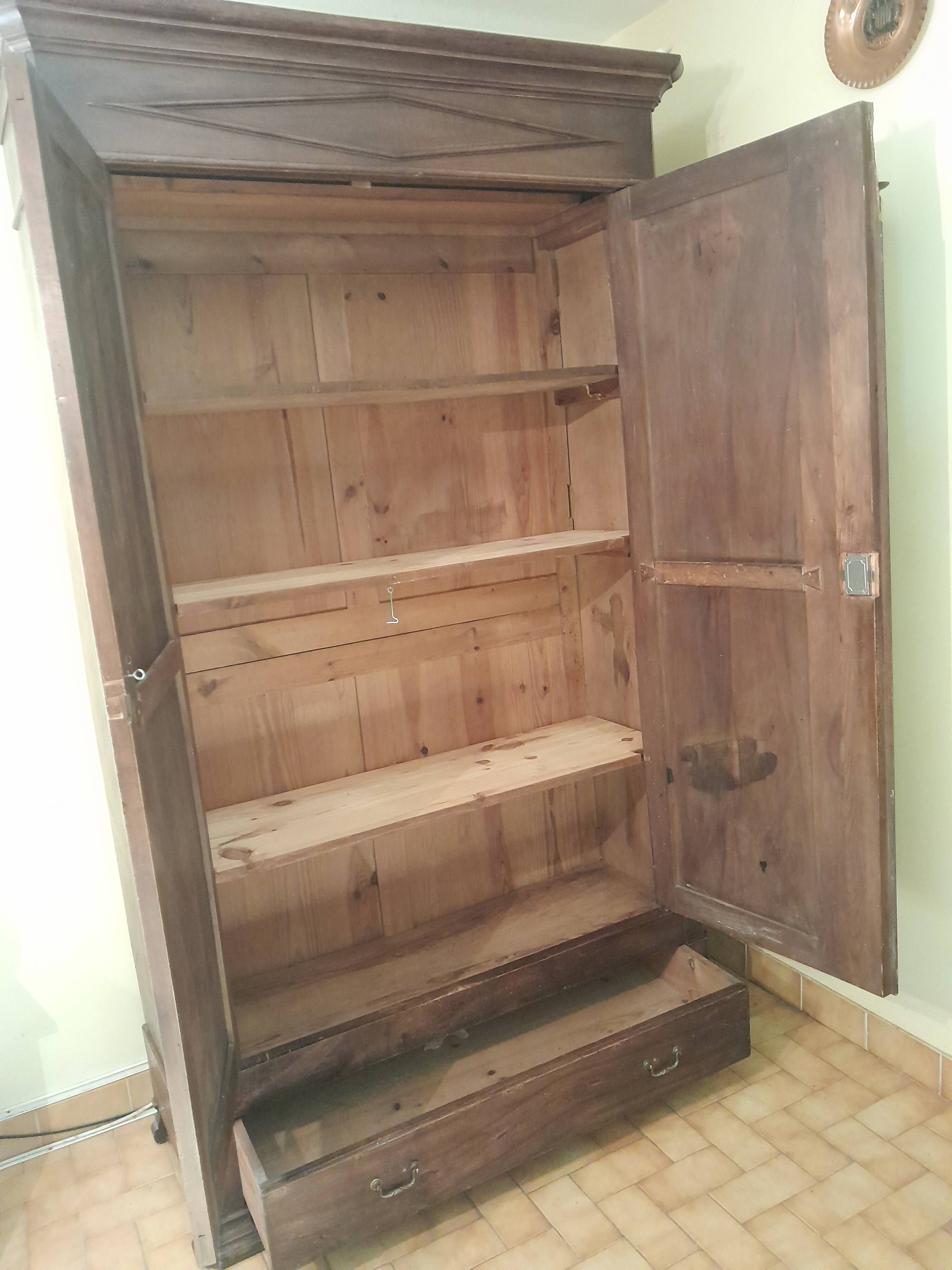 Armoire ancienne de style Louis Philippe en noyer