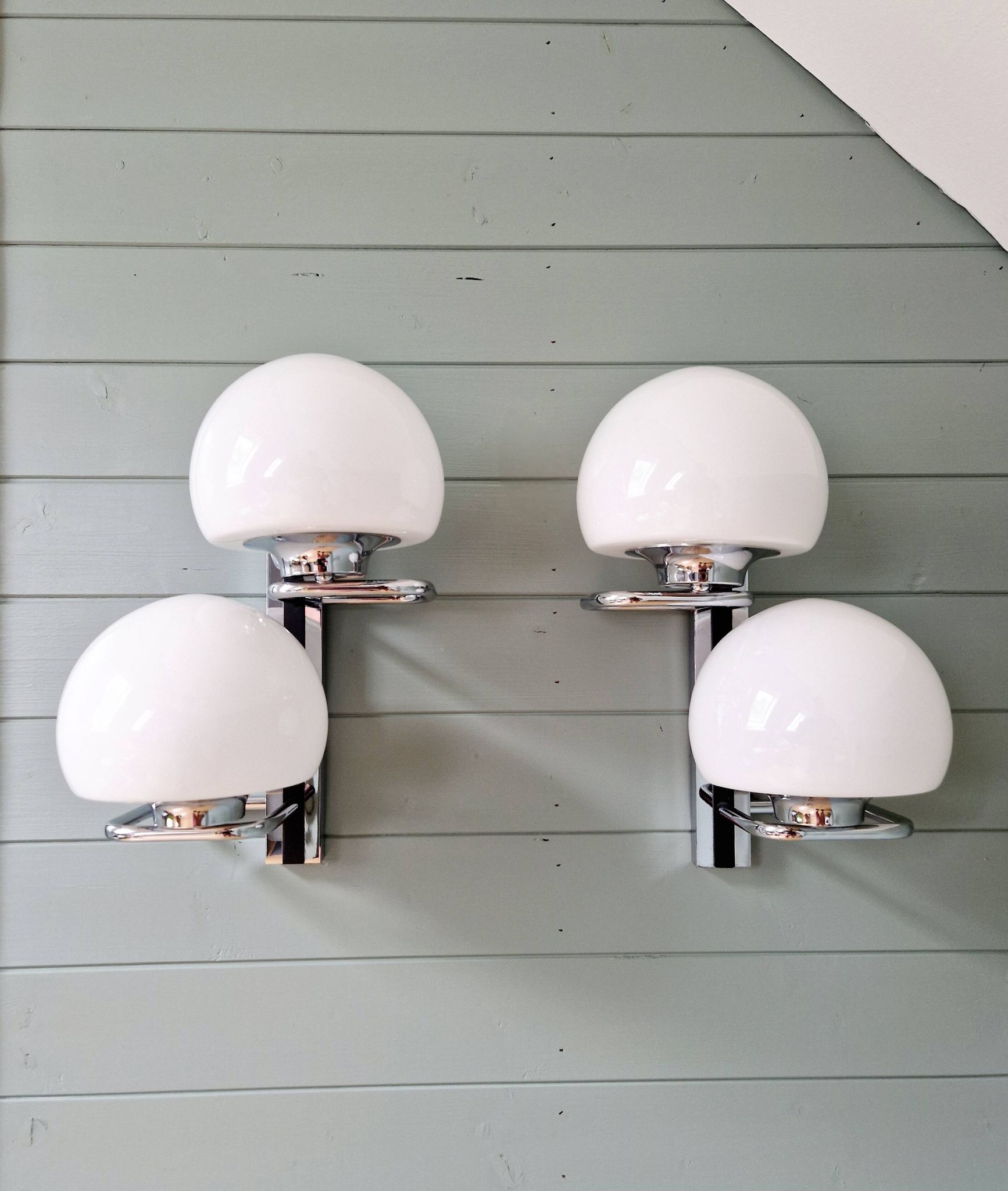 Pair of wall lights, G. Sciolari, in chrome metal and white opaline, 1970s