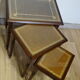 tables gigognes, en bois et cuir
