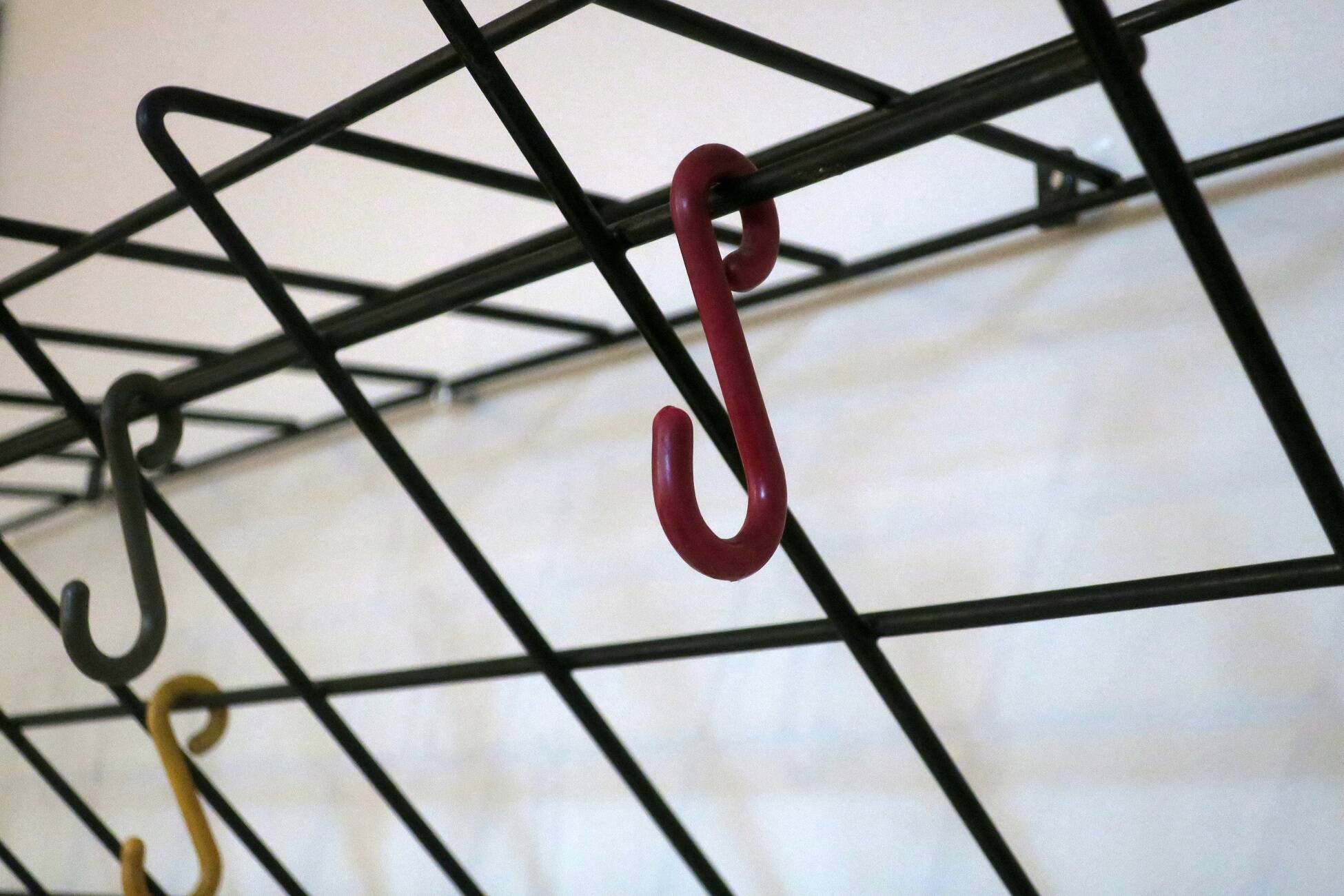 Porte-manteau et porte-chapeaux mural en métal String, années 1950