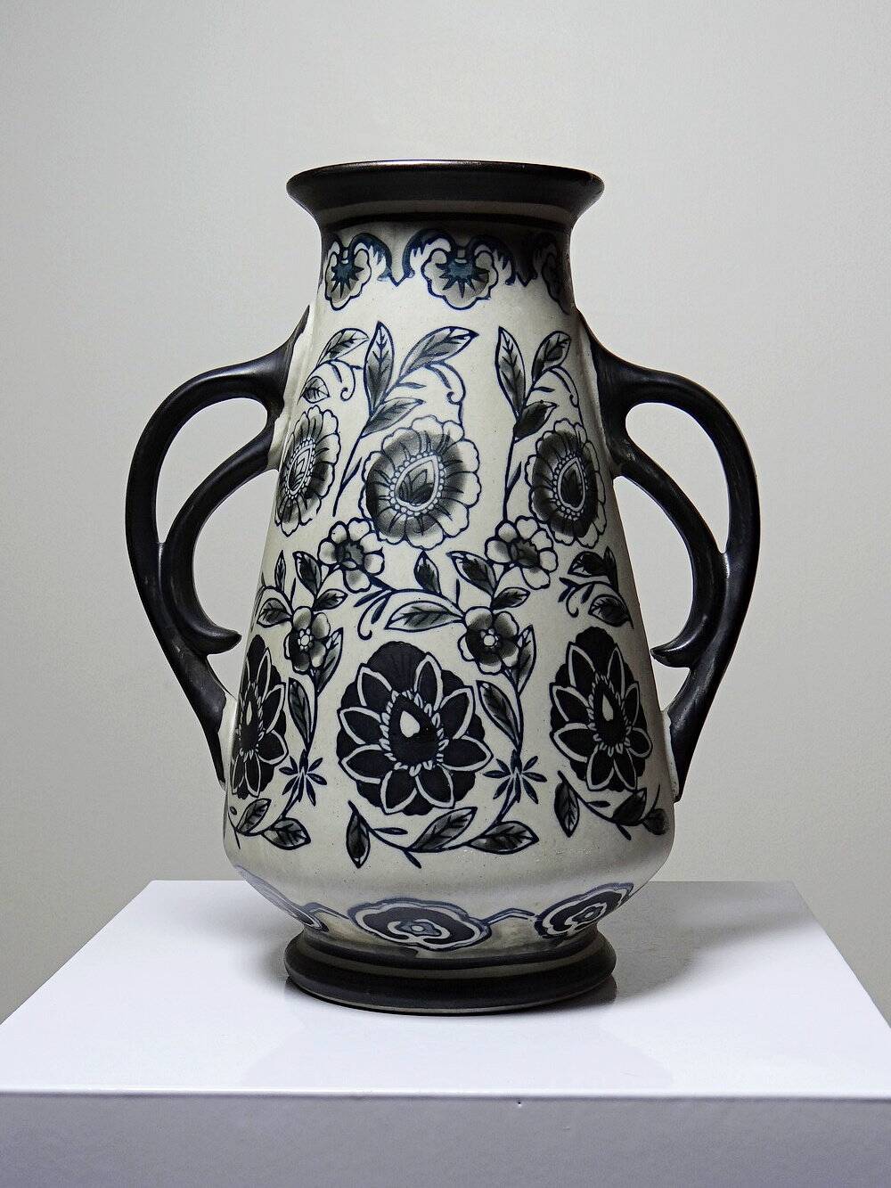 Antique art deco vase 1920-40 in fine stoneware, art nouveau and chinoiserie style, decor