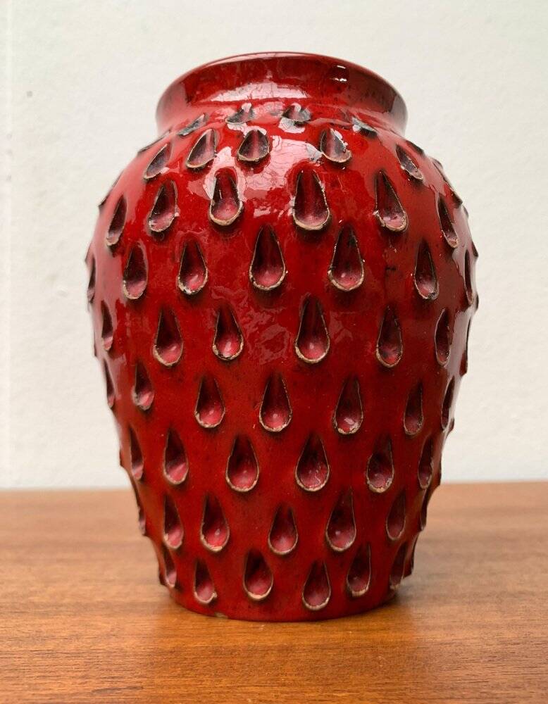 Strawberry ceramic vase from the mid-century by Fratelli Fanciullacci for Bitossi, 1960s.