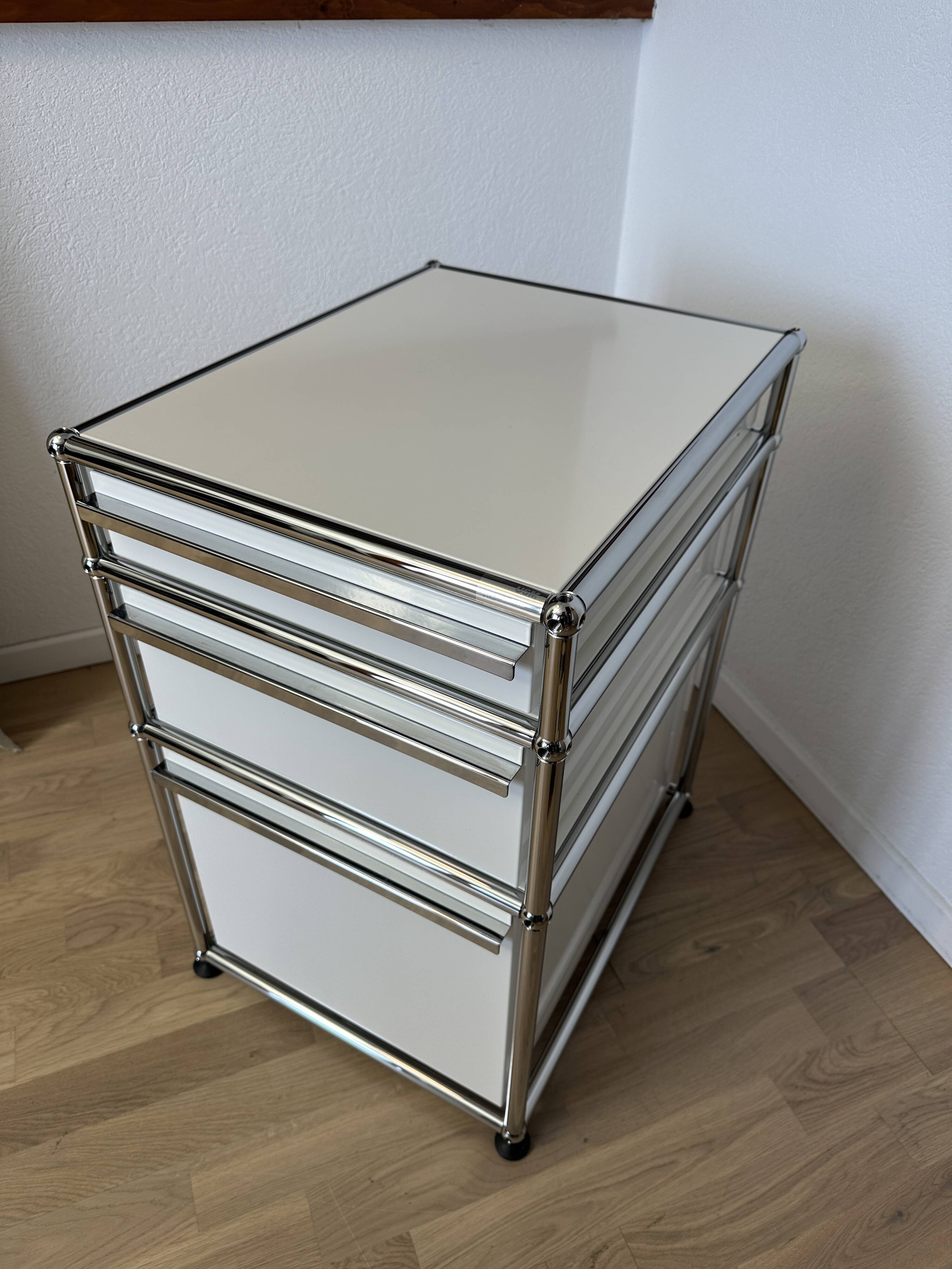 USM Haller wheeled caisson in Pure White