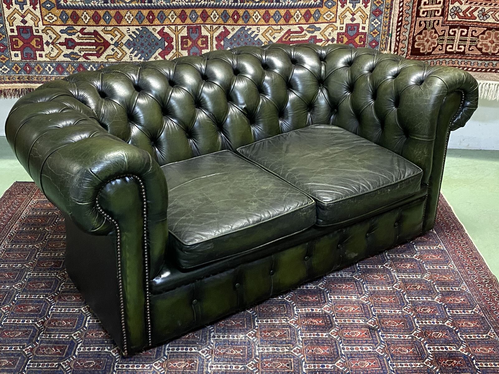 Chesterfield 2-seater green leather sofa from the 1980s