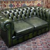 Chesterfield 2-seater green leather sofa from the 1980s