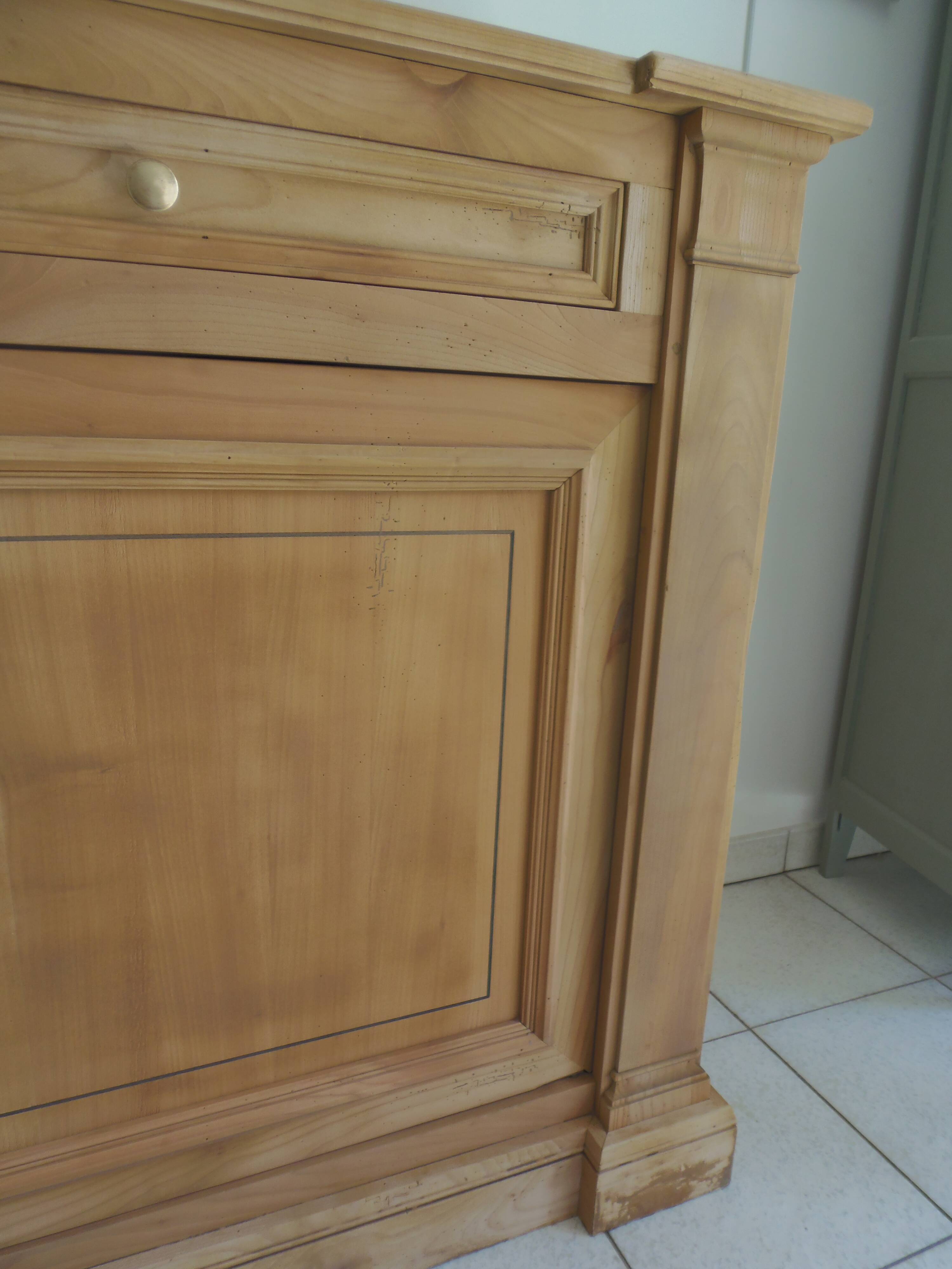 Buffet de belle facture en bois brut, 2 portes , 3 tiroirs .