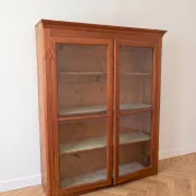 Meuble de rangement ancien en bois avec vitrine