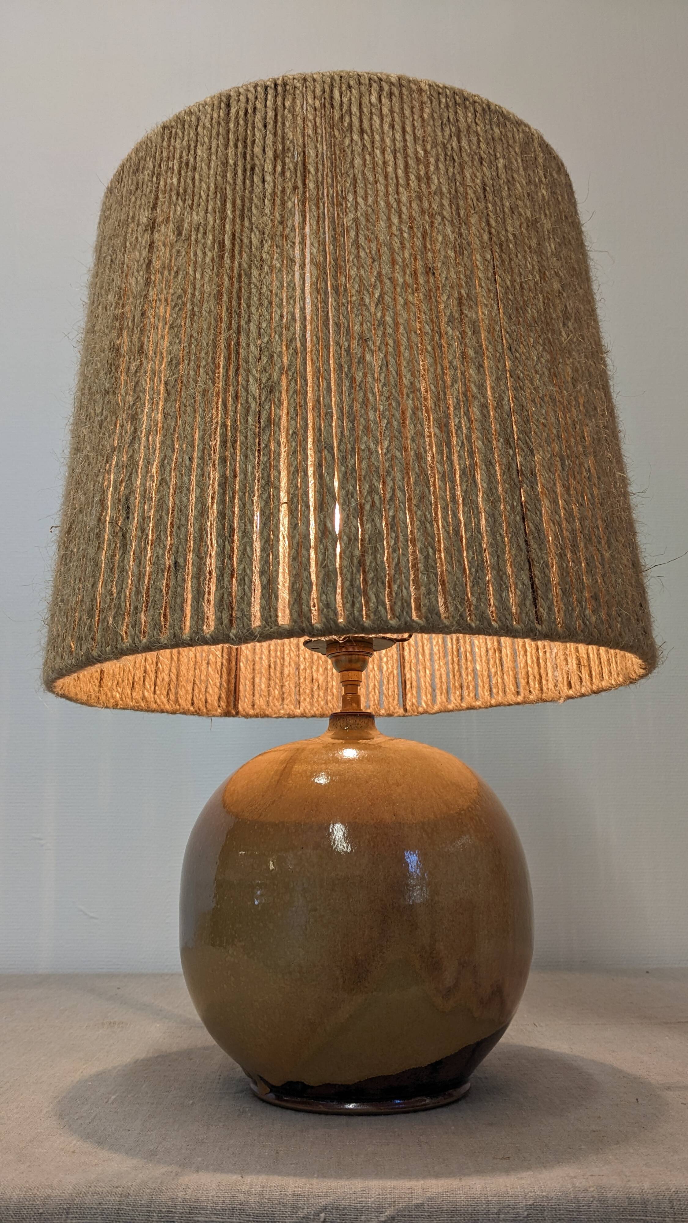 Lampe boule vintage en grès émaillé et corde de jute