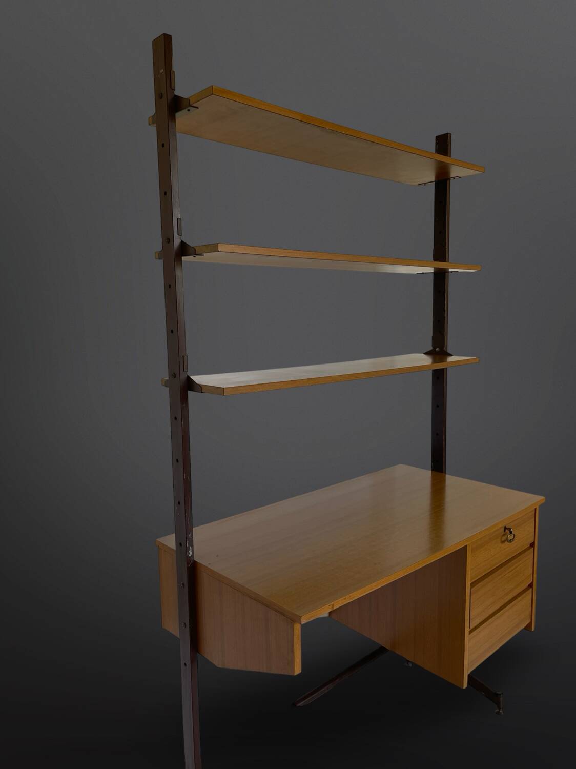 Bibliothèque italienne du milieu du siècle avec bureau.