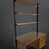 Bibliothèque italienne du milieu du siècle avec bureau.