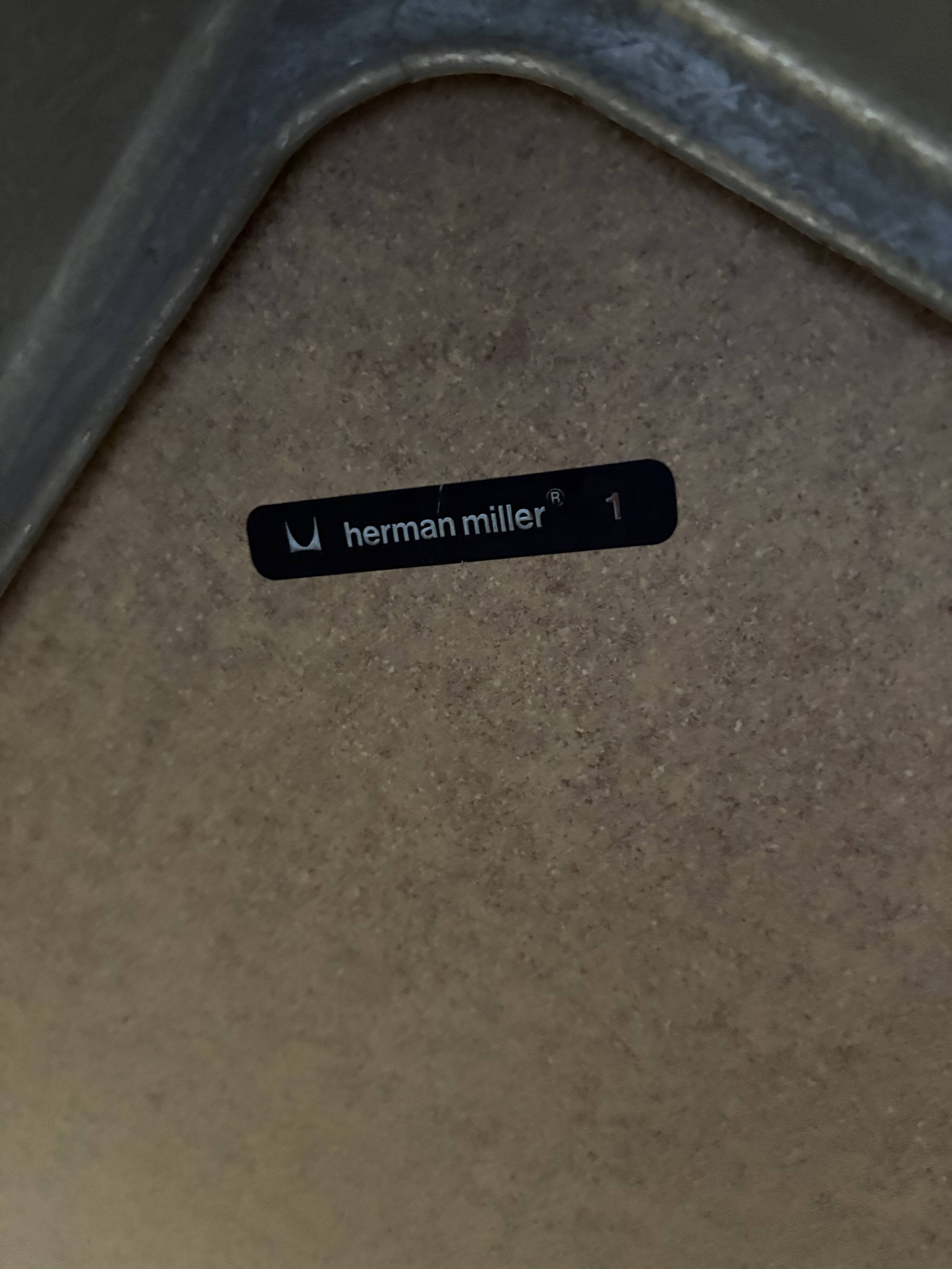 Round table Charles & Ray Eames – authenticated Herman Miller edition - h 65cm