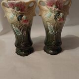 Paire de vases en barbotine