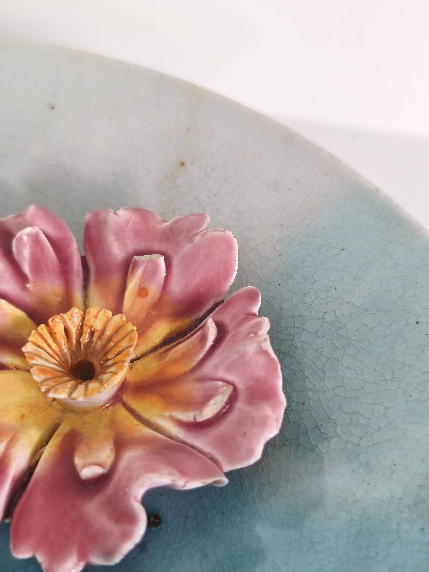 Decorative plate with relief floral pattern in majolica.