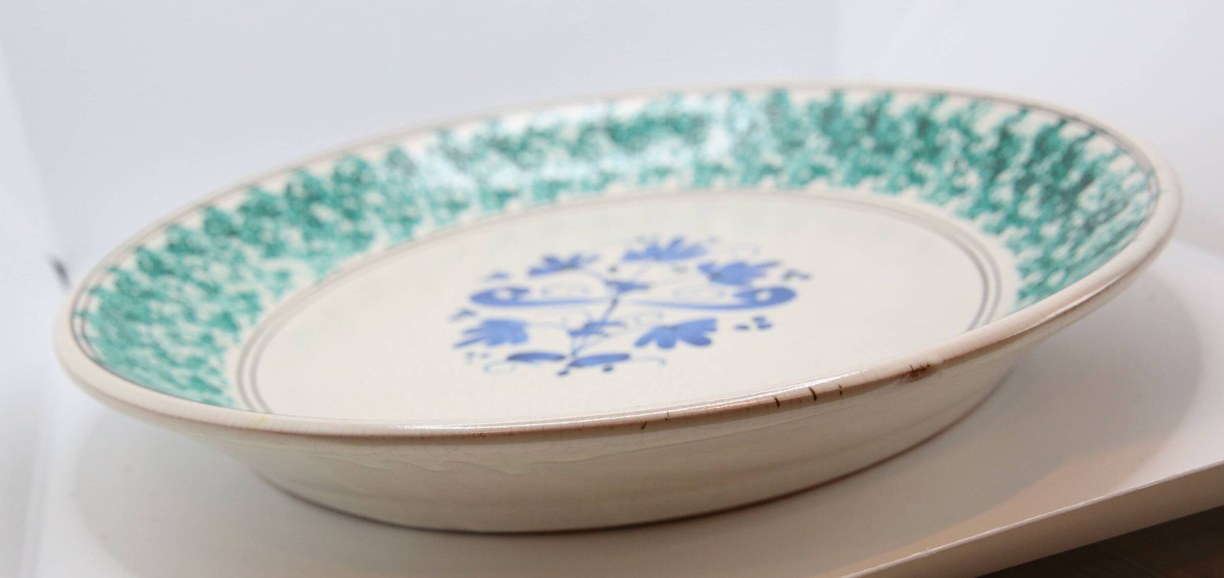 XXL artisanal ceramic dish by Ernesto Boria in Caltagirone, Sicily