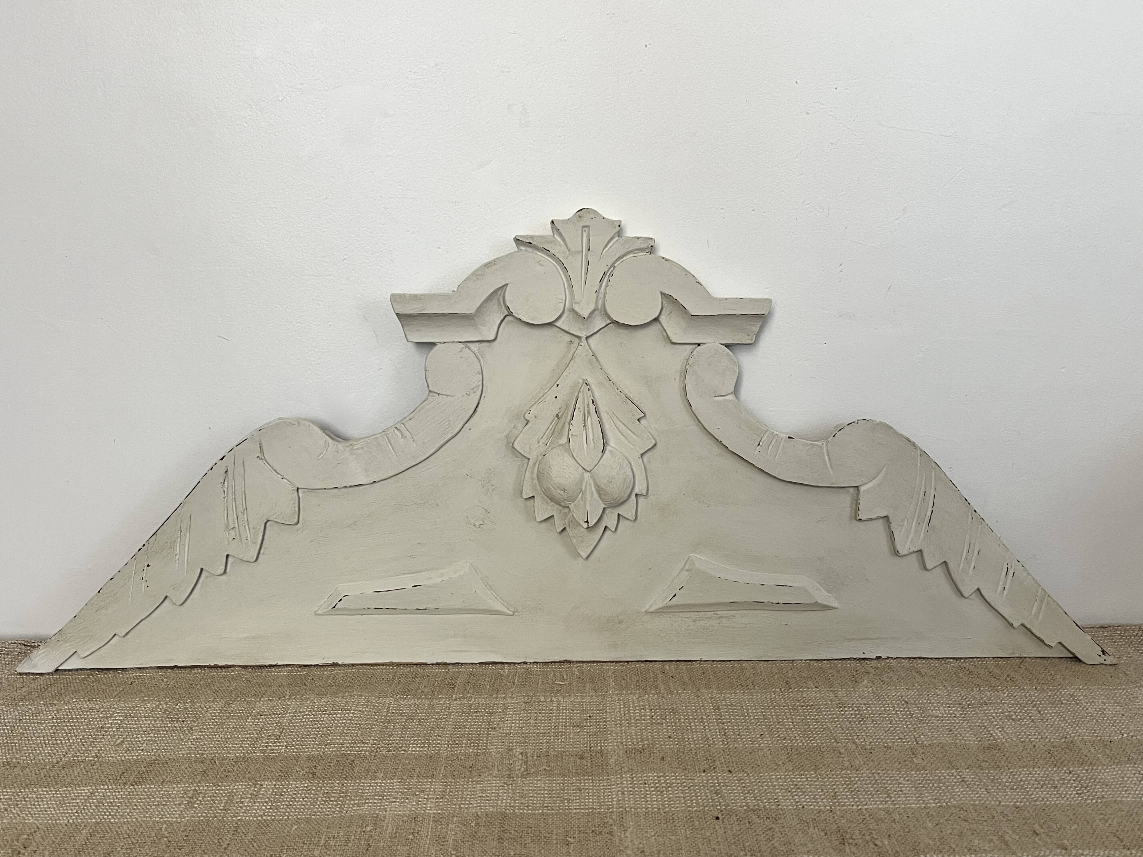 Fronton en bois sculpté