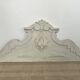 Fronton en bois sculpté