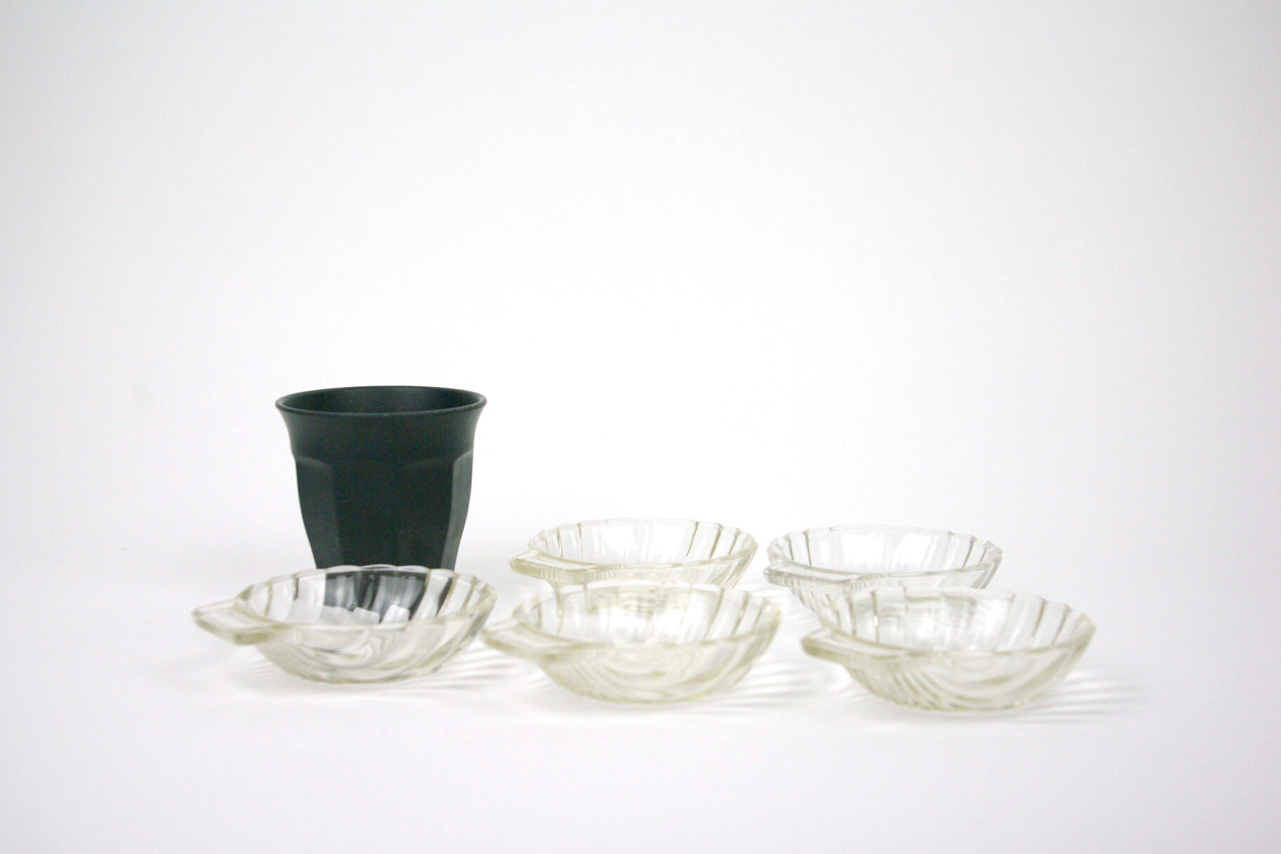 Lot of 5 cups in the shape of a clear glass shell