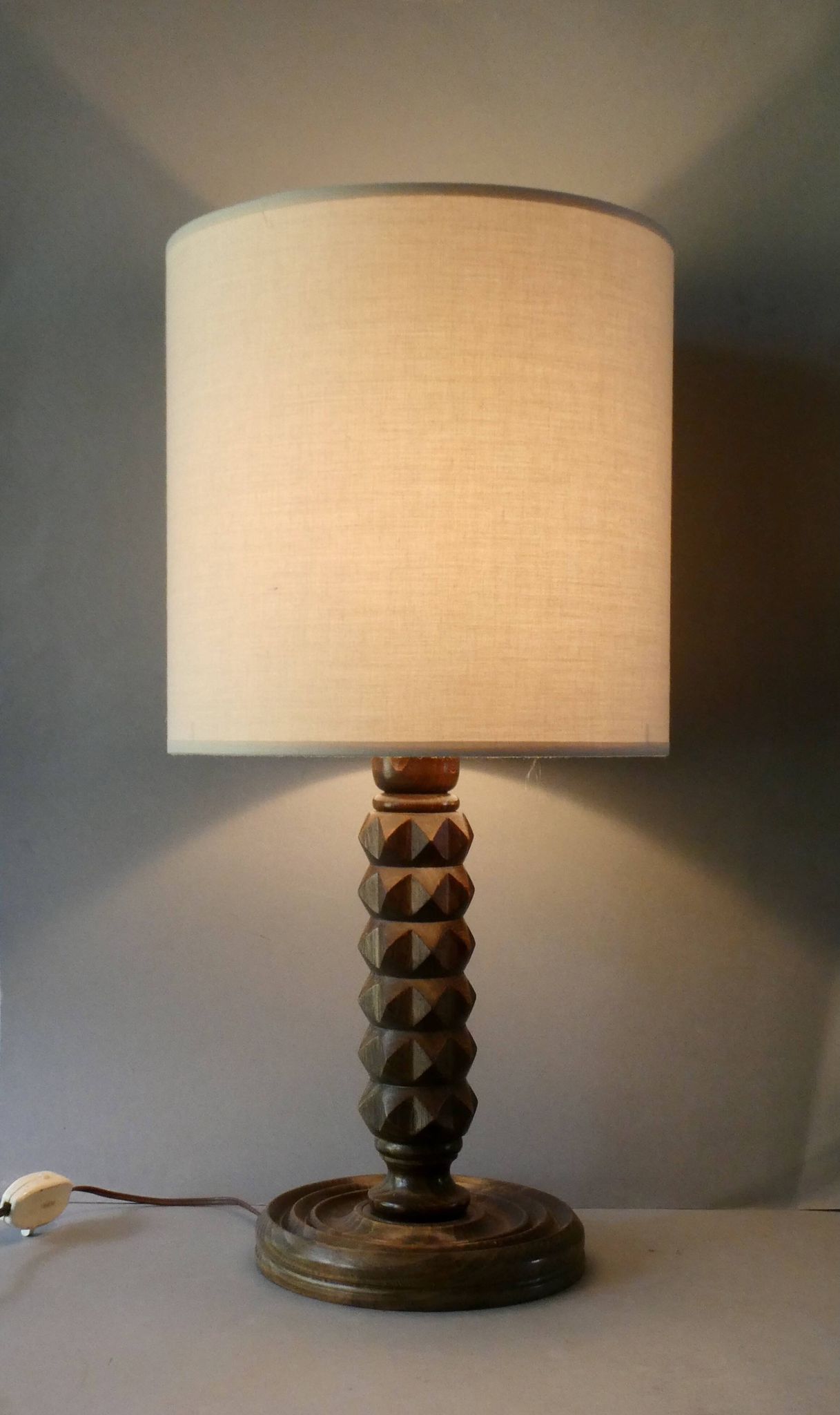 Lampe en bois tourné, style Charles Dudouyt, vers 1950