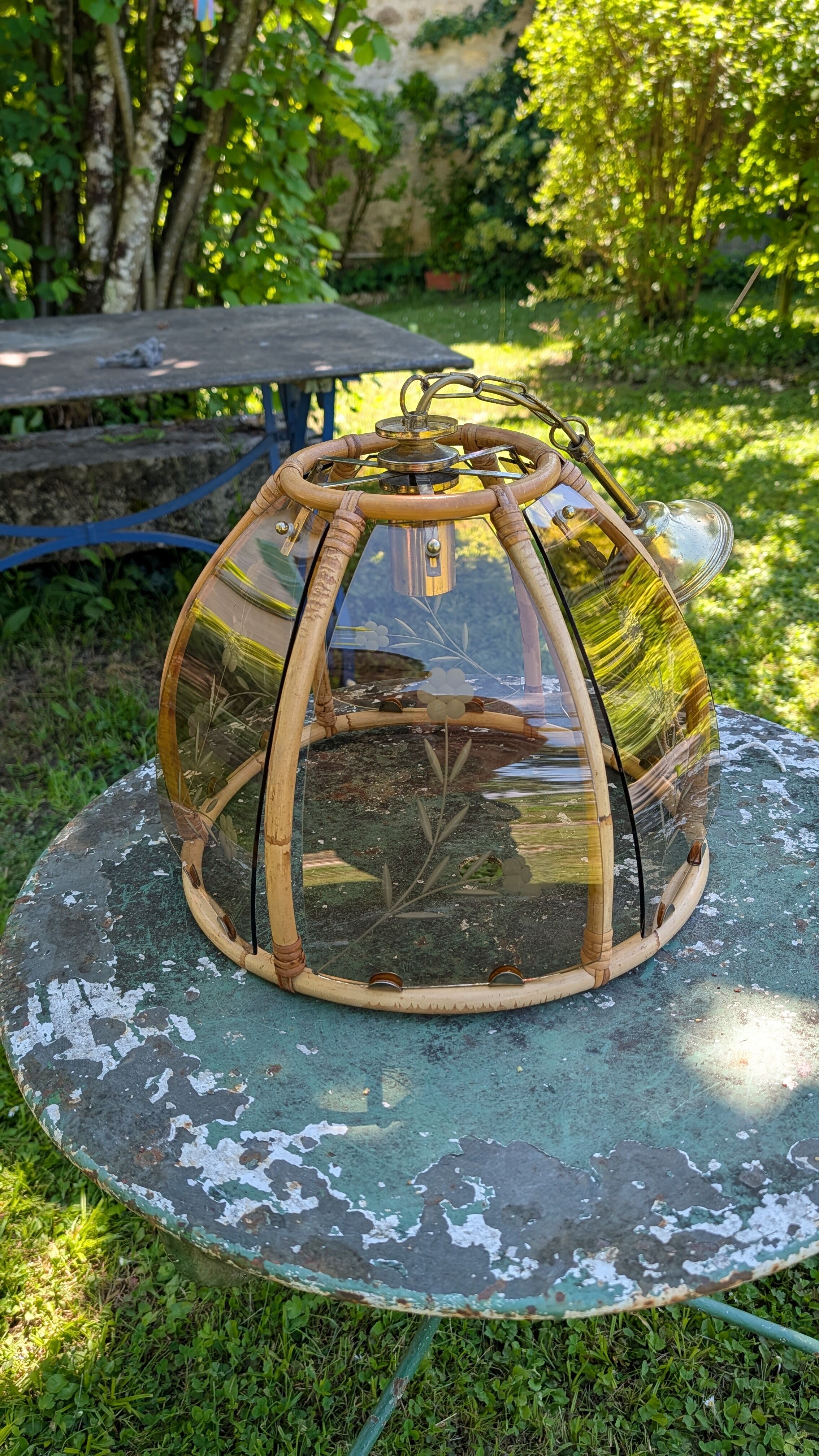 Suspension vintage rotin et verre fumé gravé – années 70