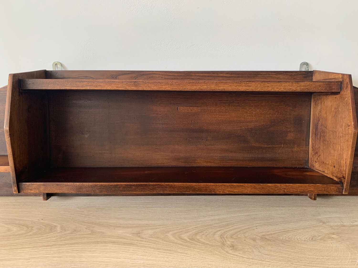 Wall shelf in wood