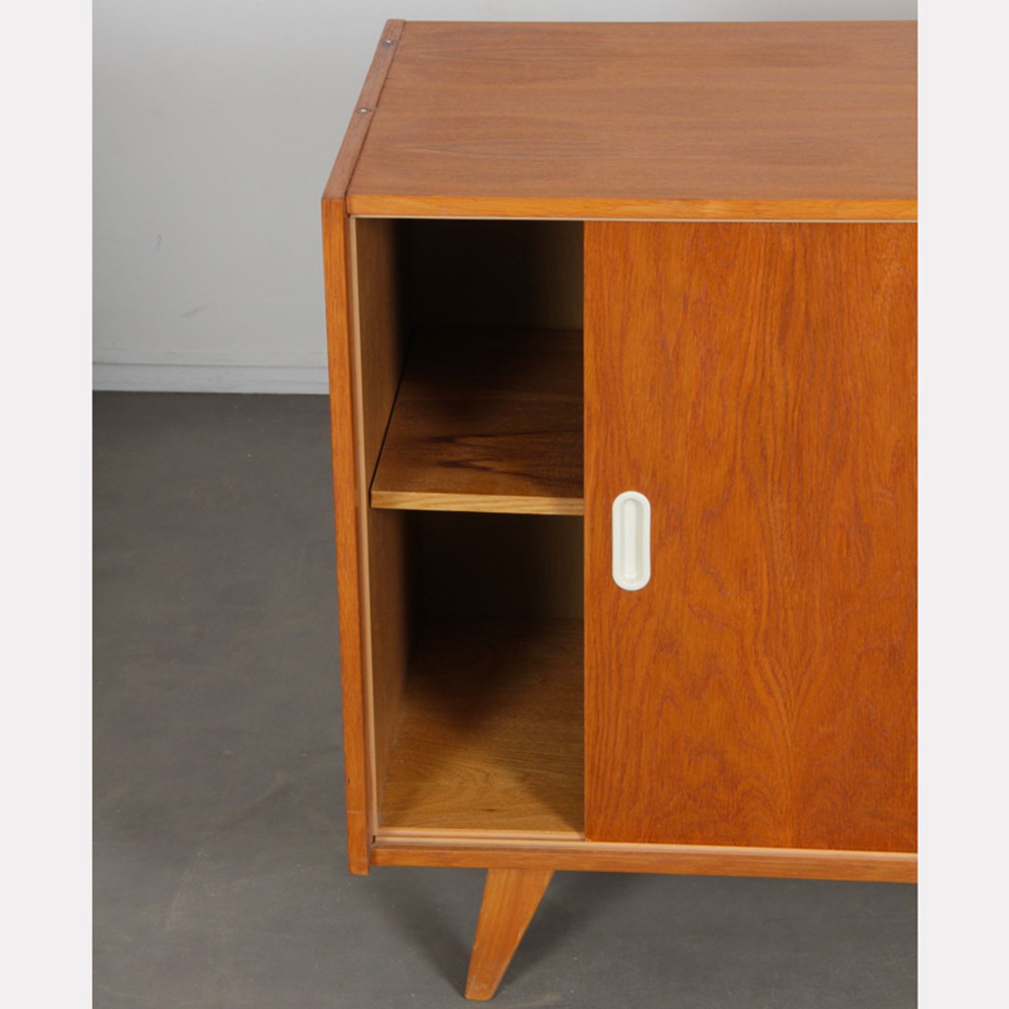 Commode en chêne, modèle U-452, par Jiroutek pour Interier Praha, 1960