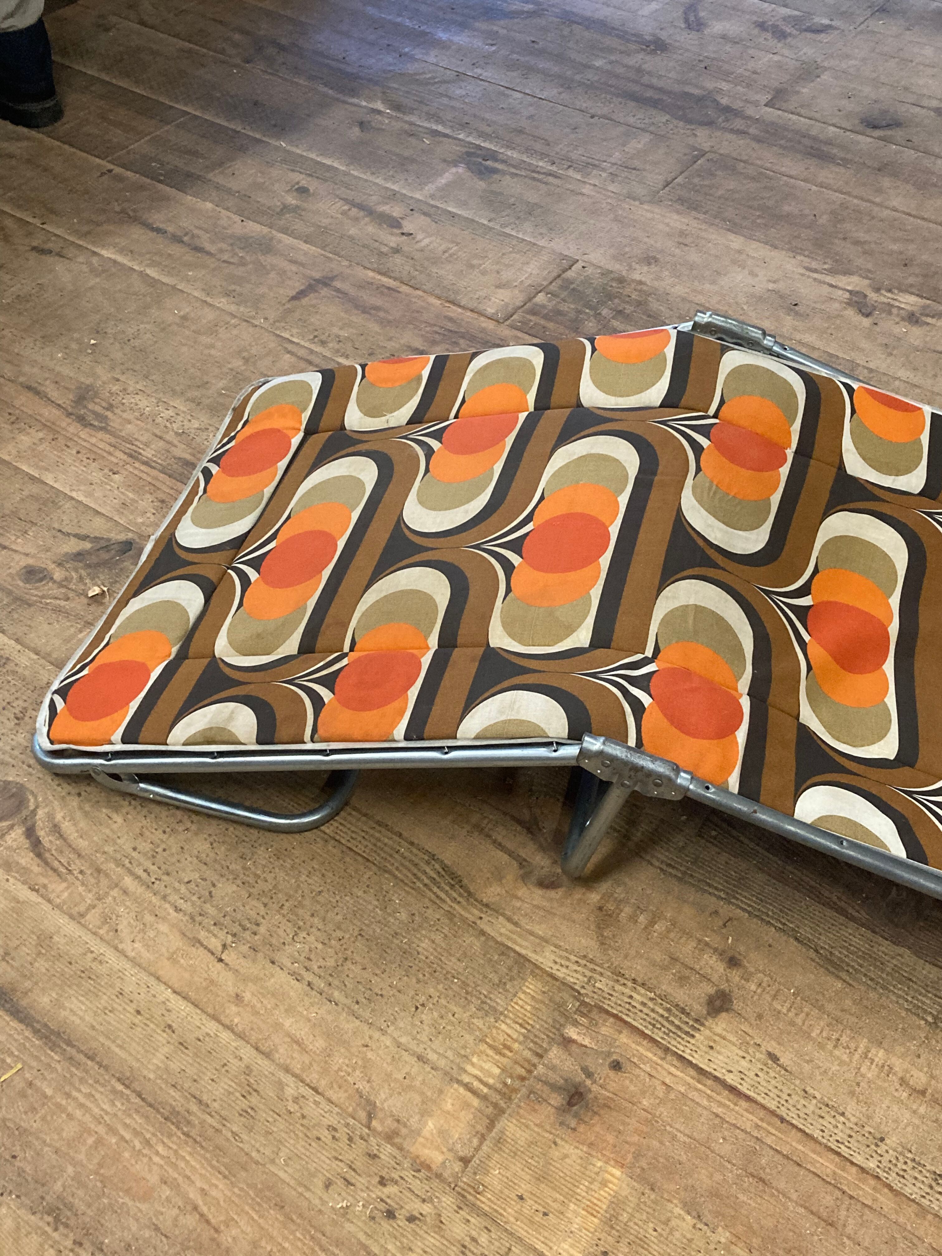 1970 orange pattern / chaise longue / vintage camp bed in metal and fabric