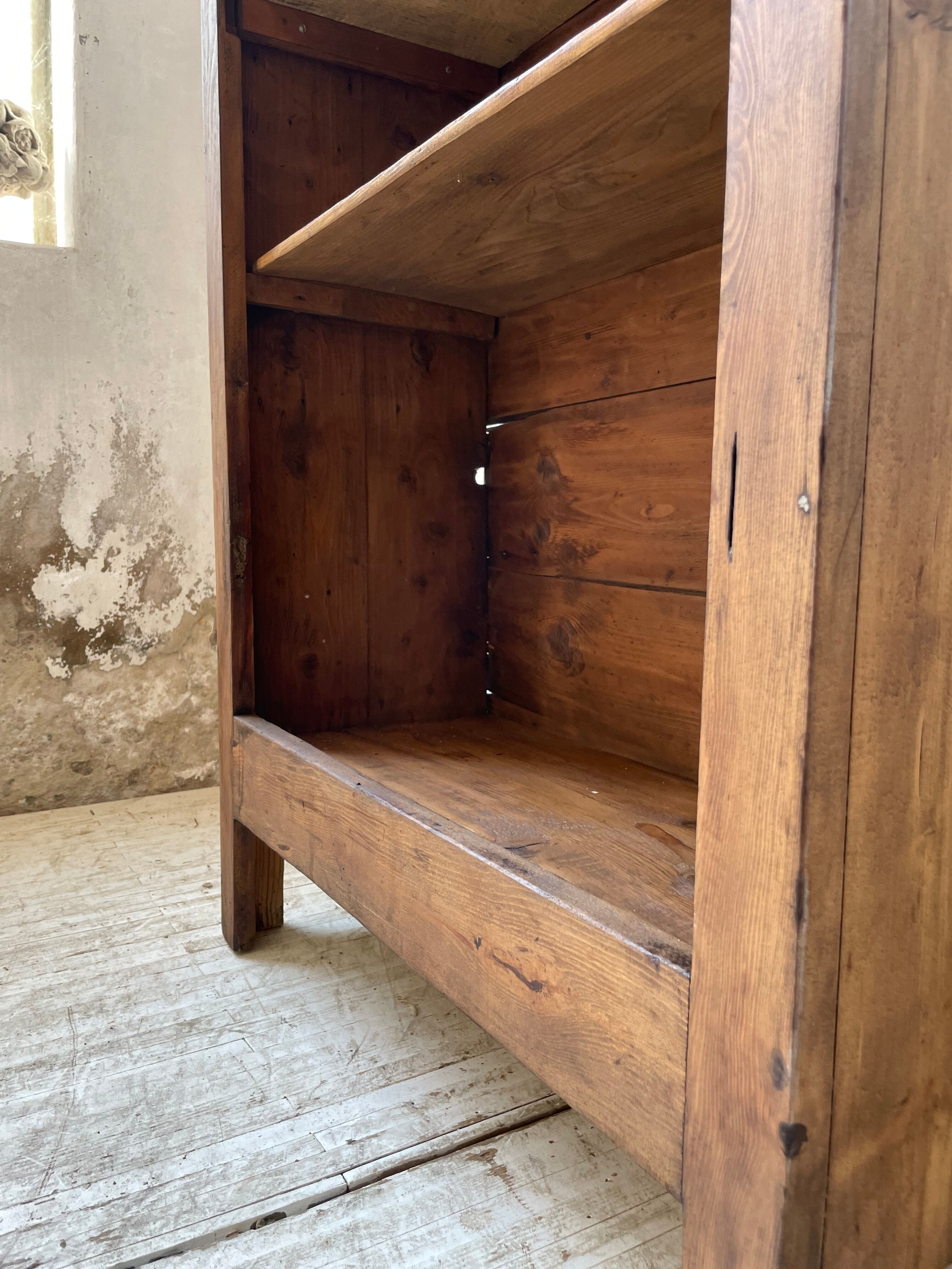 Library bonnetière pine