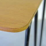 Side table is reviewed in scoubidou