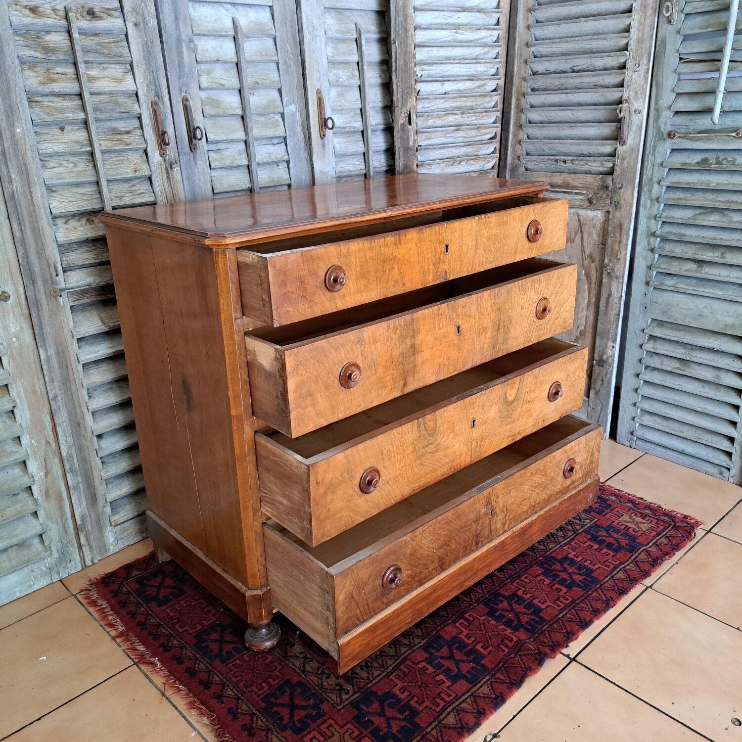 Antique chest of drawers