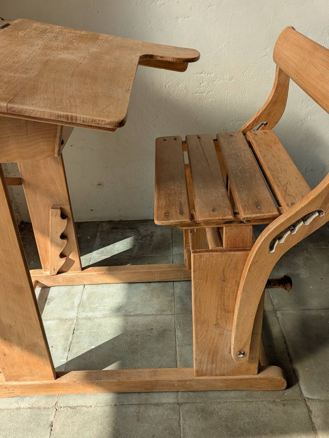 Bureau d'écolier en bois