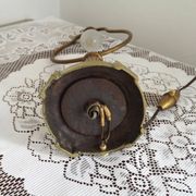 Lampe de table en laiton français vintage de style traditionnel avec base ronde.