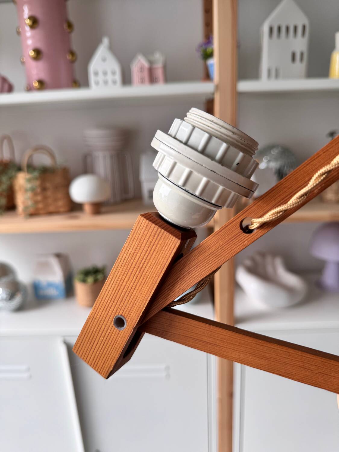 Extendable wooden wall lamp