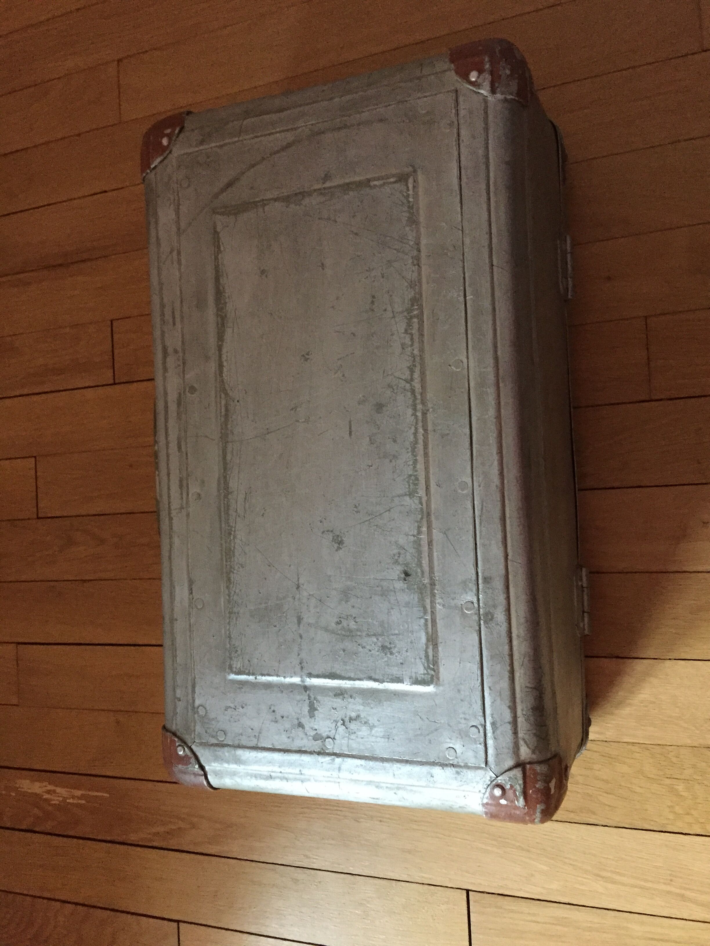 Valise en aluminium vintage