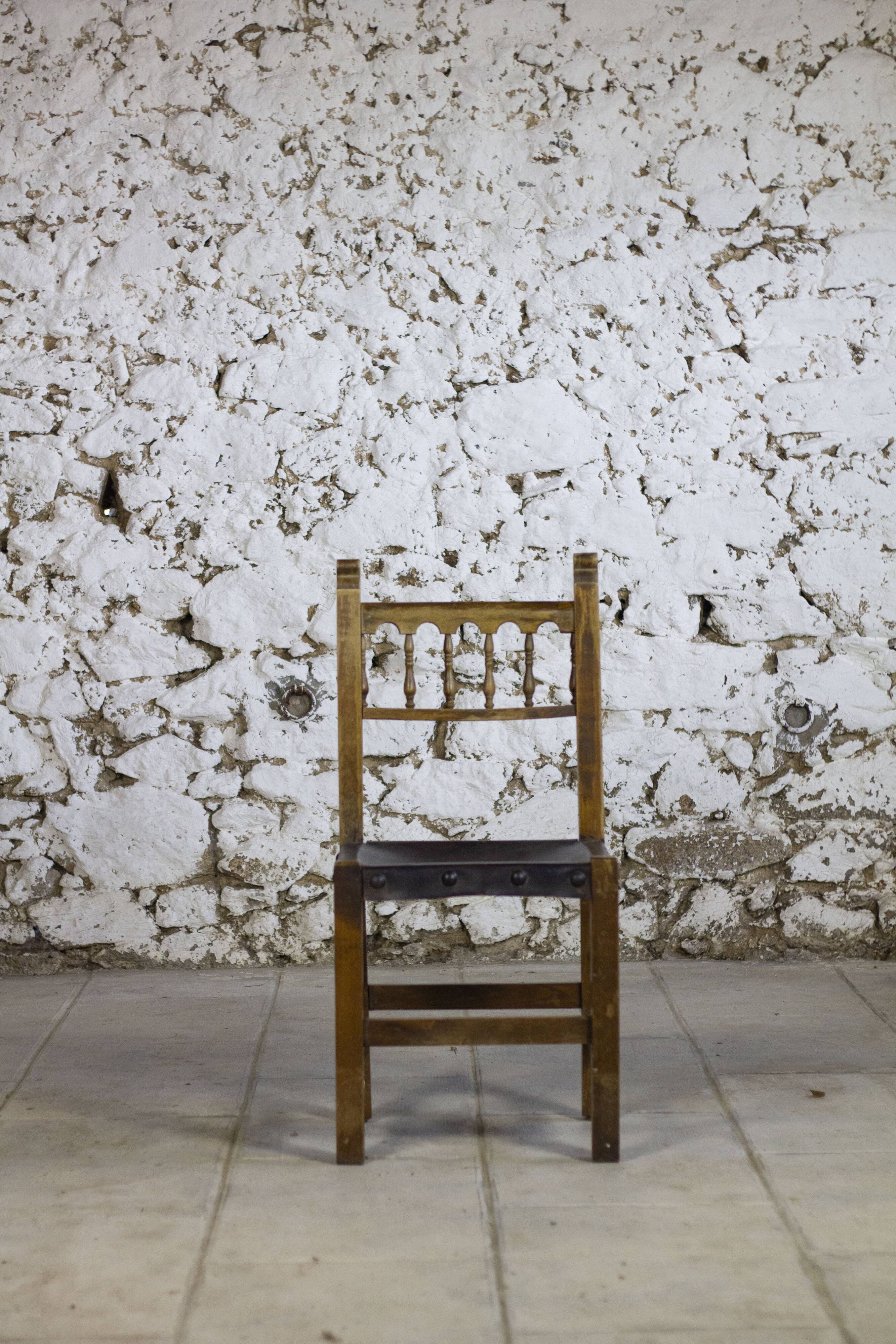 Chaise brutaliste bois et cuir espagnol, 1950