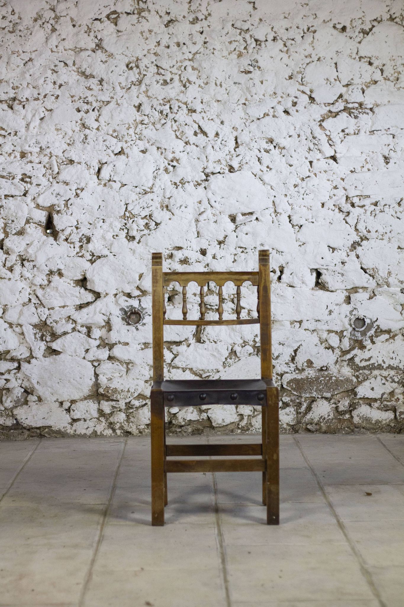 Chaise brutaliste bois et cuir espagnol, 1950