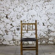 Chaise brutaliste bois et cuir espagnol, 1950