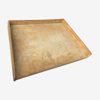 Wooden cutting board with edge