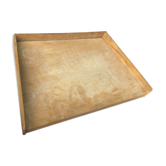 Wooden cutting board with edge